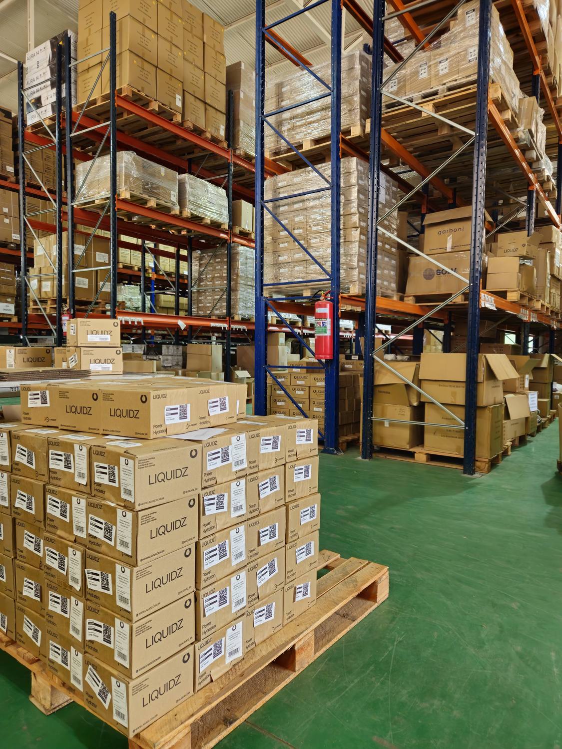 Pallets de produtos da LIQUIDZ armazenados no centro da Fleischer
