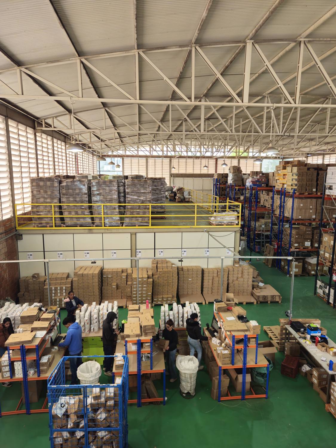 Equipe da Fleischer operando os pedidos no galpão